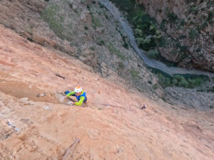 Arrampicata su calcare rosso in Marocco a Taghia